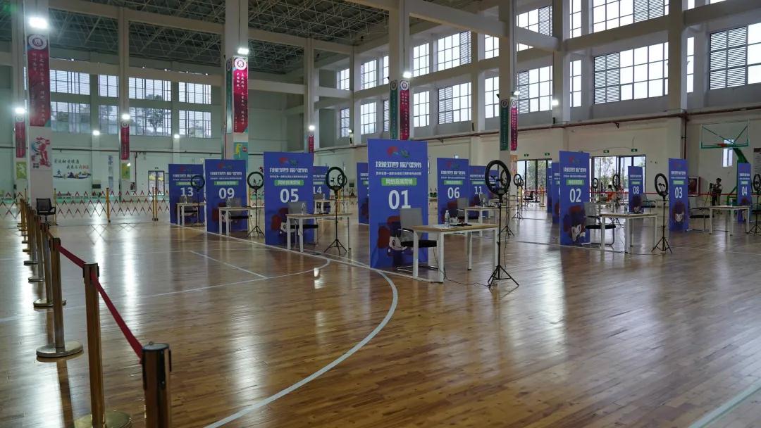 贵州省第一届职业技能大赛黔南州选拔赛在姐夫家里没人用点力开赛